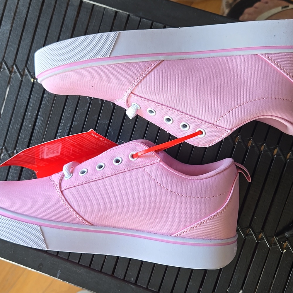 NWT Women's Pro 20 Hello Kitty Heelys in size 7 & in color Pink. - Picture 8 of 9